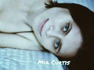 Mia_Curtis
